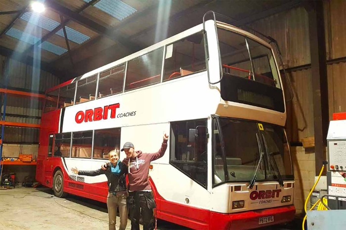 Ламорна и Джи приобрели двухэтажный автобус для его переоборудования.