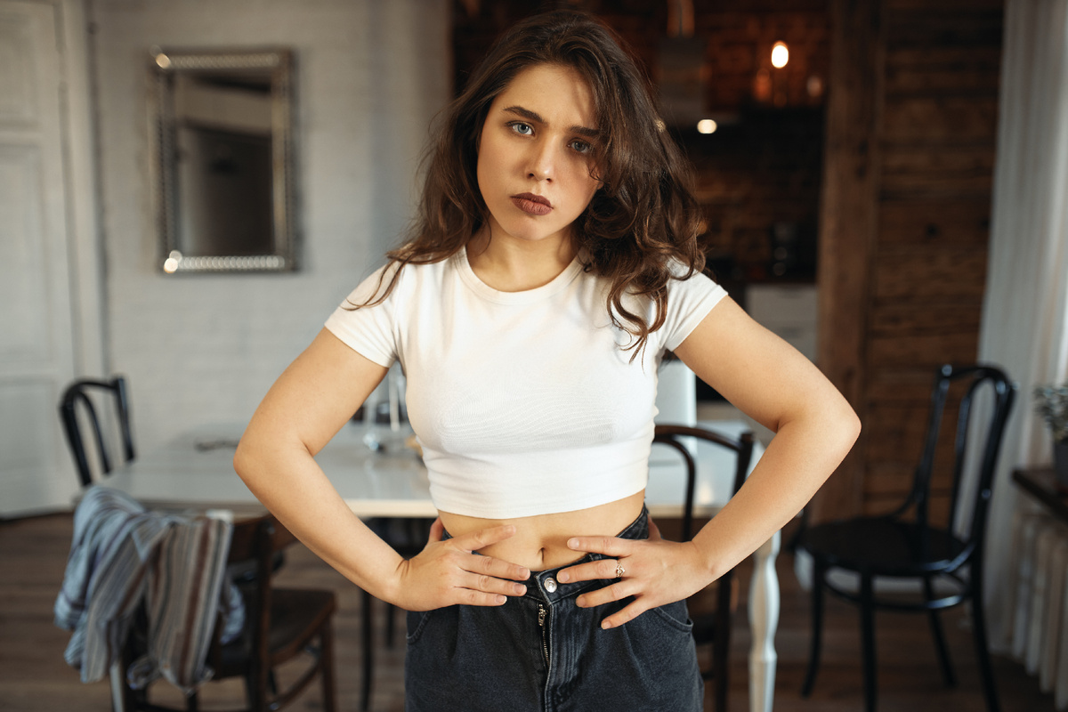 https://ru.freepik.com/free-photo/portrait-unhappy-grumpy-young-caucasian-woman-jeans-white-top-holding-hands-her-waist-posing-indoors_11554490.htm#fromView=search&page=1&position=25&uuid=1784ffe9-678c-4ec1-8c8a-daf484a6dc2a&query=%D1%82%D0%BE%D0%BB%D1%81%D1%82%D1%8B%D0%B9+%D0%B6%D0%B8%D0%B2%D0%BE%D1%82