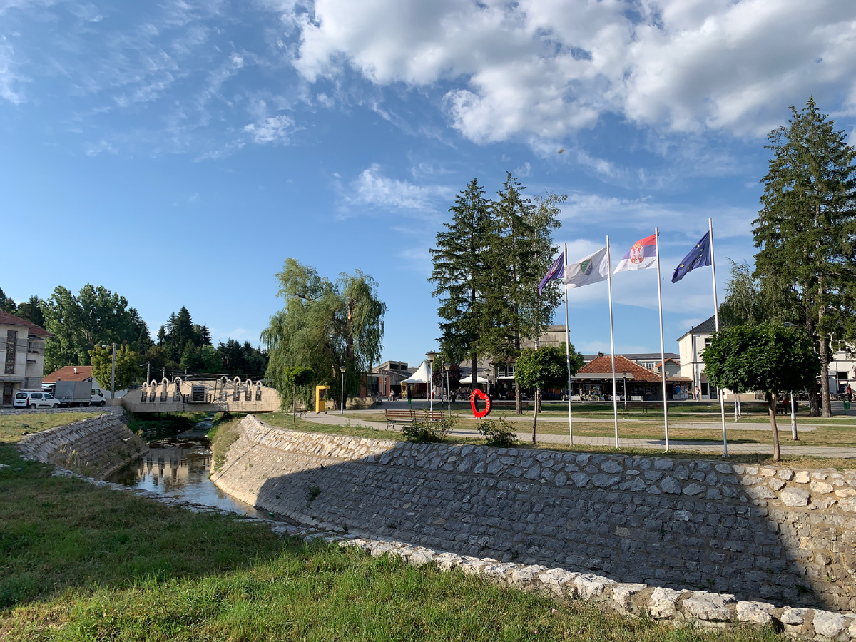 Многие города в Сербии умирают, а некоторые процветают, вопрос - кому это выгодно? Город Сеница с преимущественно мусульманским населением очень даже развивается. Фото автора