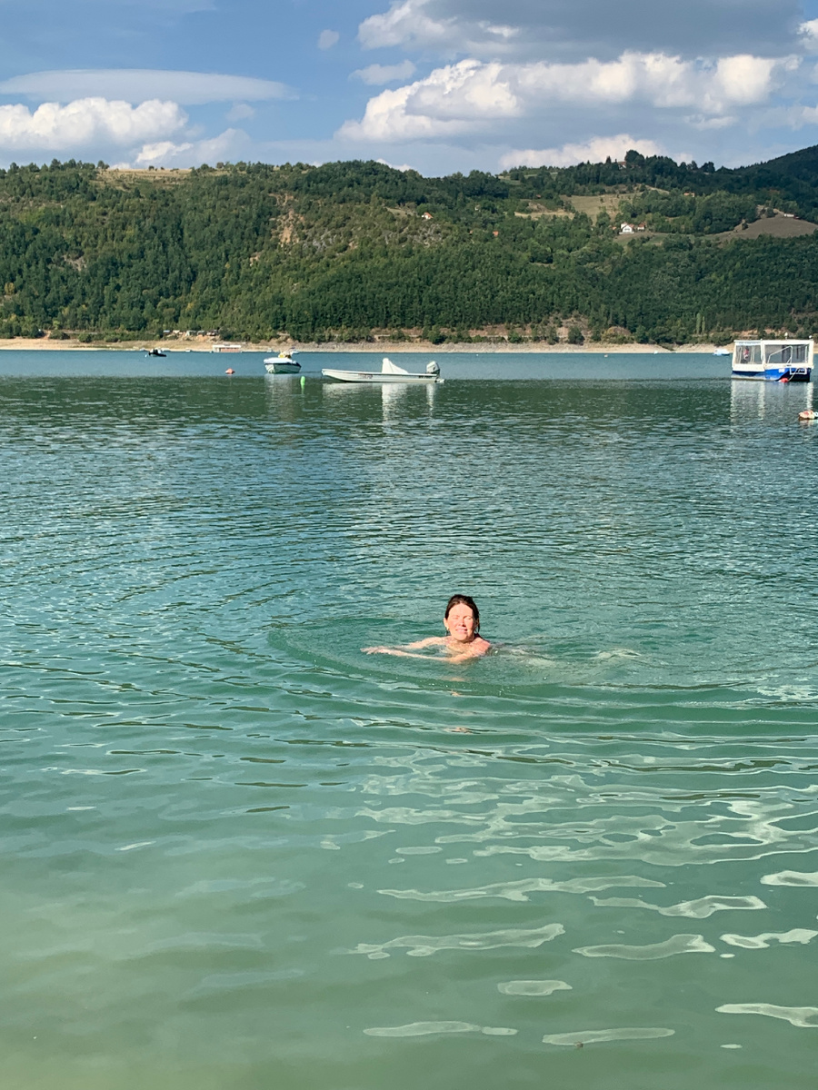 Чудесное Златарское озеро. Но на нем умудрились уничтожить даже единственный имевшийся «культурный» пляж (( Фото автора