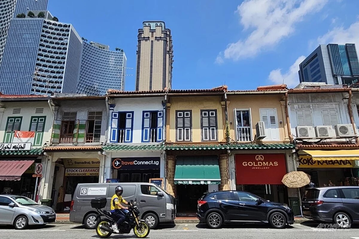    «Показала грудь — плати».