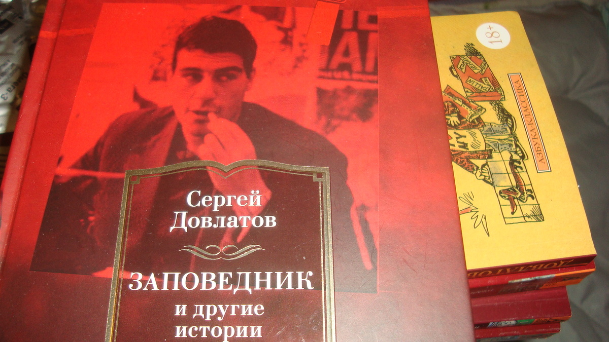 35 лет назад писатель скончался в машине скорой помощи, в Нью-Йорке, говорят, его не стали спасать из-за отсутсвия страховки....
