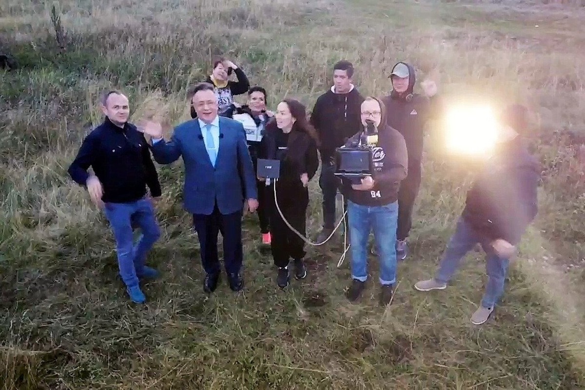    Команда «7 дней» на горе в ожидании рассвета. скриншот видео с канала ТНВ