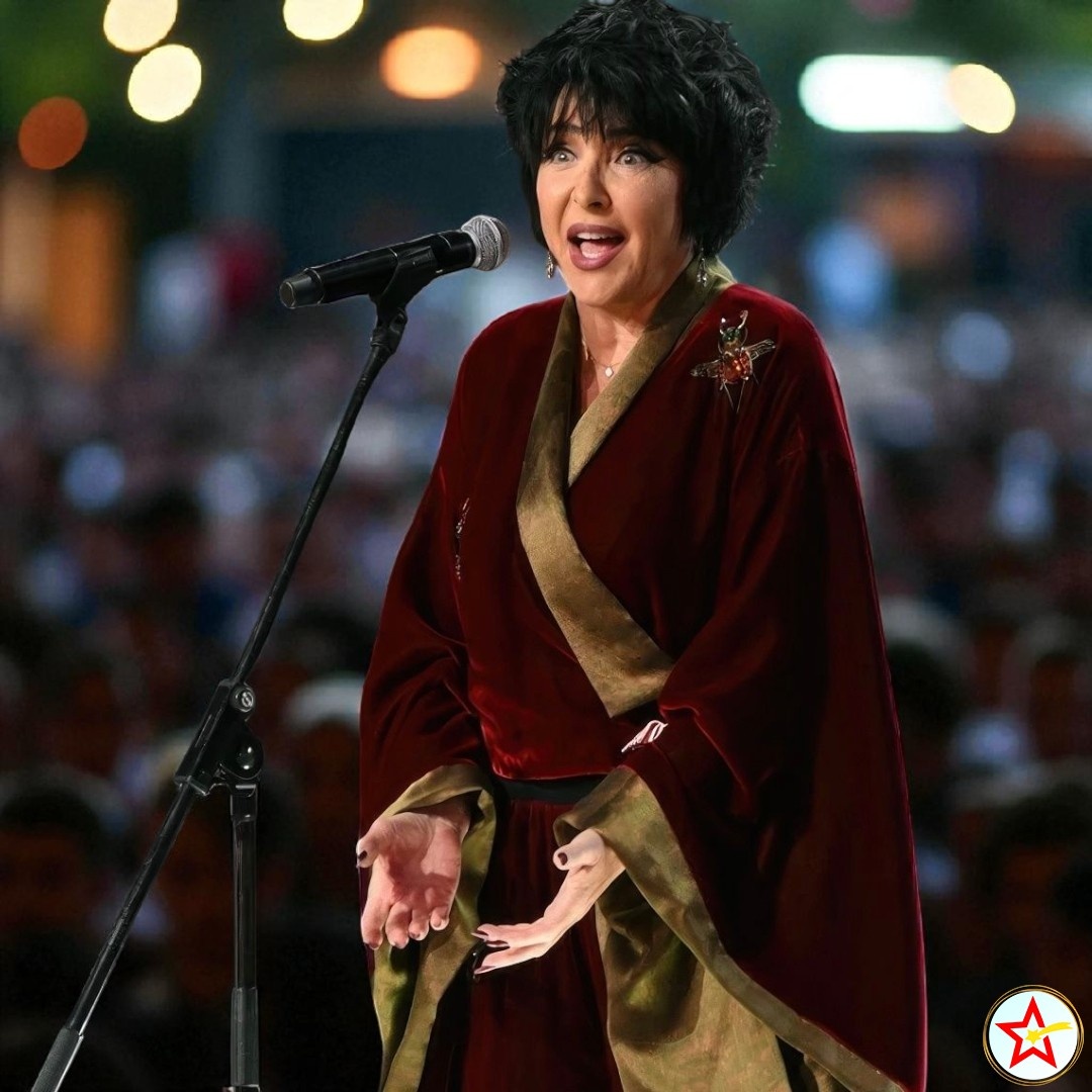 Лолита появилась на сцене "Новой Волны" в бархатном костюме-кимоно