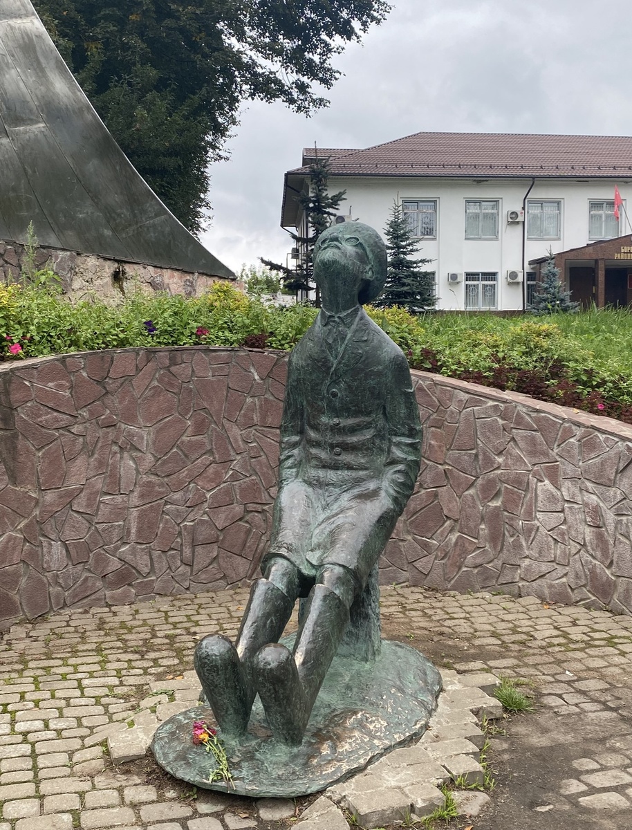 Памятник Константину Циолковскому называется просто «Сельский учитель»