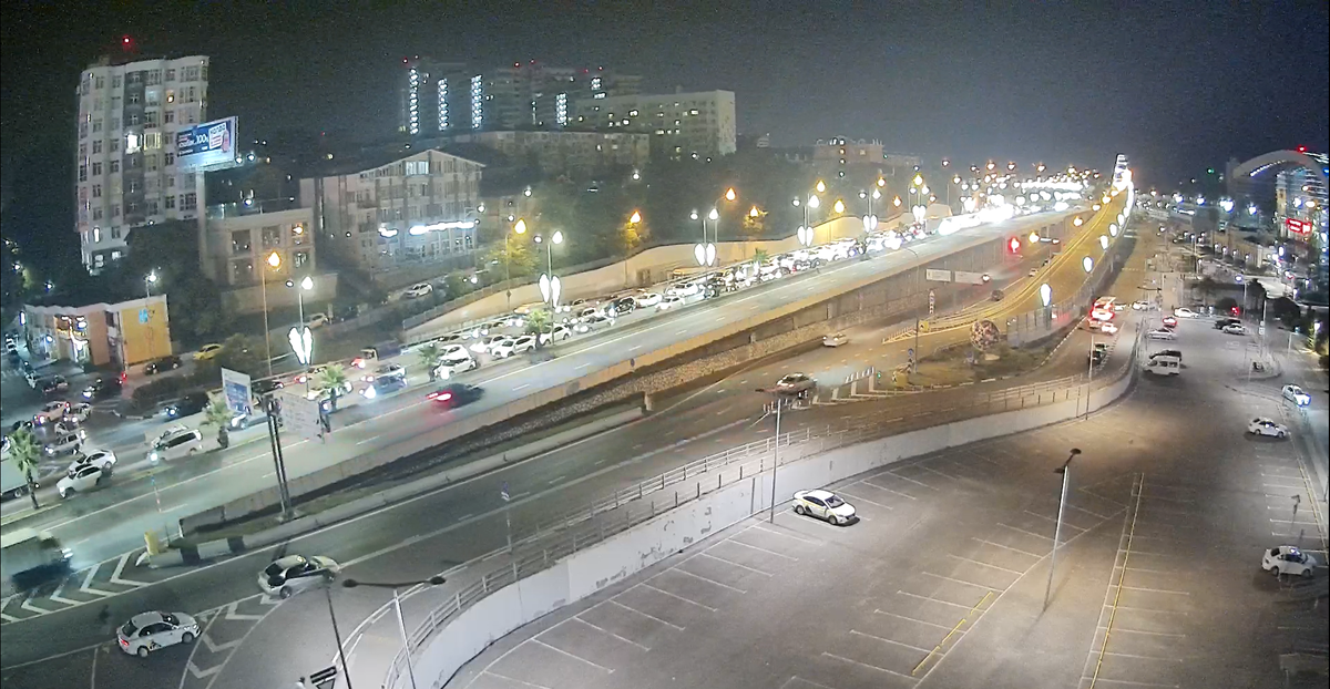 Веб камера у ЖД вокзала Адлер, пробка в сторону Сочи