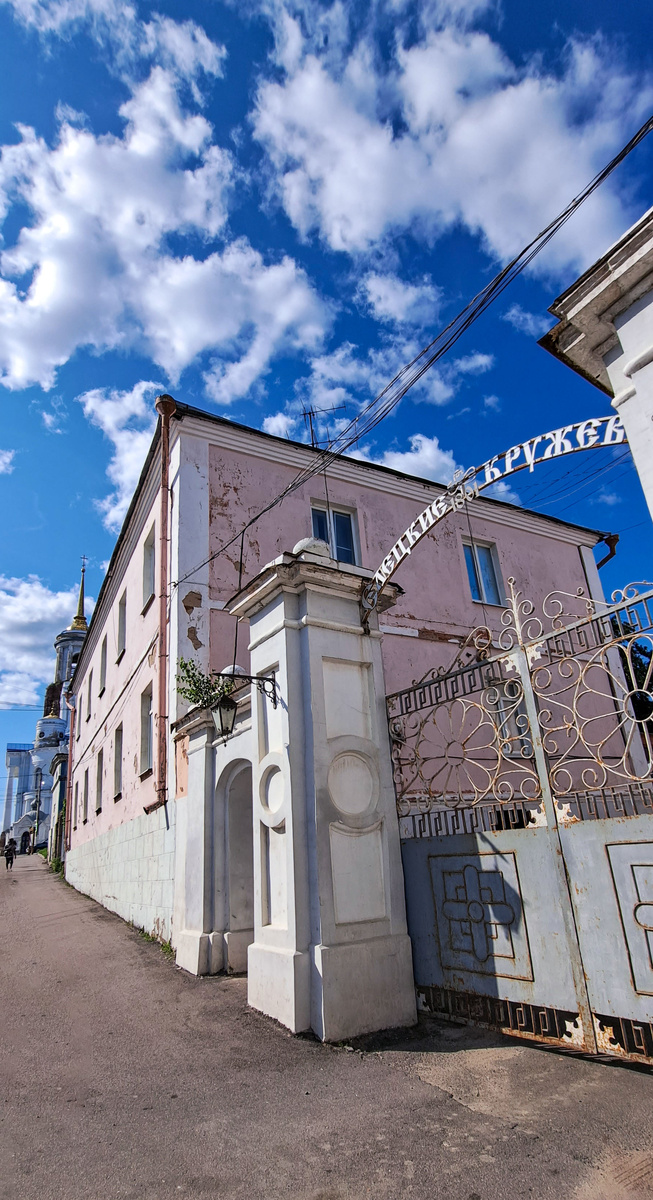 вход тут (ул. Карла Маркса, д. 22)