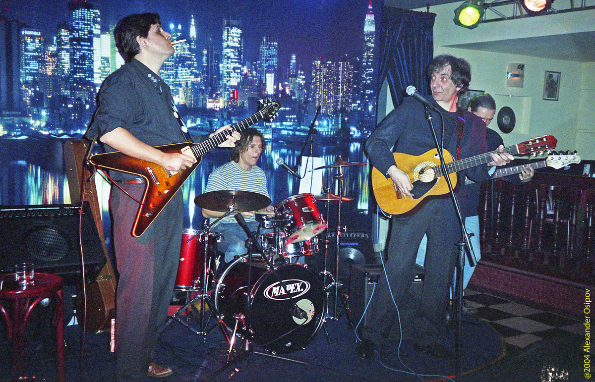 Группа «Доктор Аграновский и Черный Хлеб», слева направо: Омар Эстебан Итковичи, Николай Балакирев, Алексей Аграновский, Валерий Серегин. Клуб «Братья Блюз», 27 ноября 2004 г.