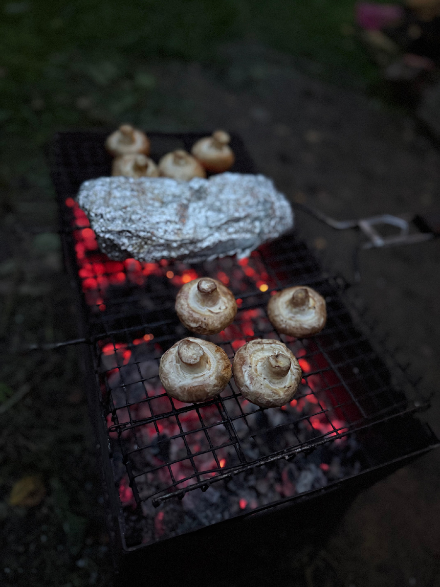 Шампиньоны, приготовленные на мангале, не только радуют вкусом, но и сохраняют большую часть своих полезных свойств — это отличный выбор для семейного ужина на природе!