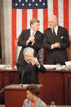    AP PHOTO/RON EDMONDS: Первый президент России Борис Ельцин на выступлении в Конгрессе США в 1992 году