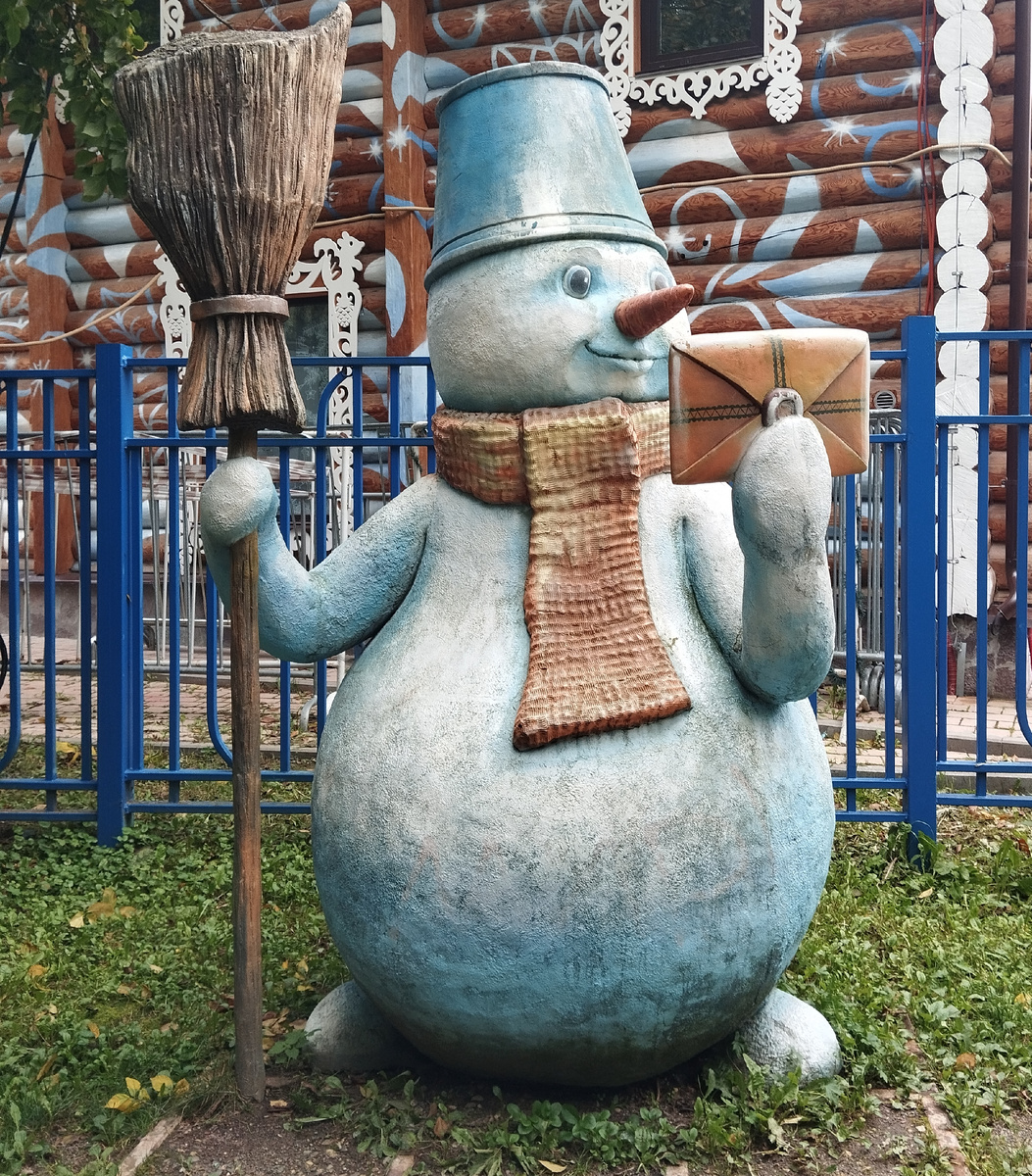 Снеговик – почтовик. Раздаёт письма счастья. Московская усадьба Деда Мороза в Кузьминском парке. ЗДЕСЬ и далее фото автора и(или) из личного архива автора, если не указано иначе.
