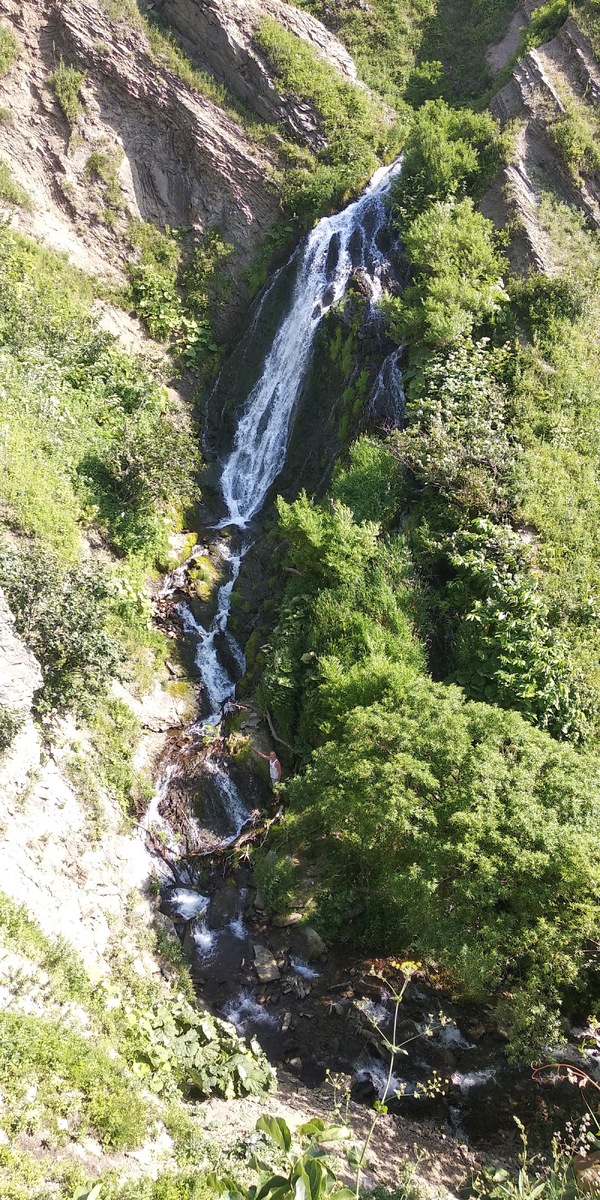 На фото мой супруг, видите где он?