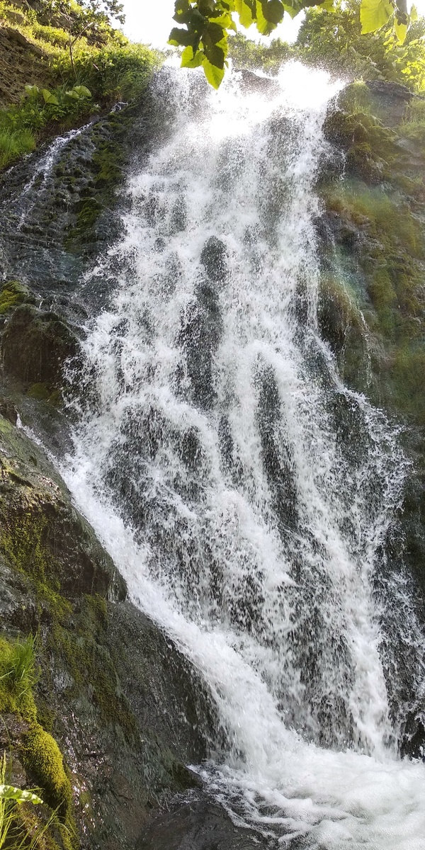 Вблизи водопад не кажется таким огромным
