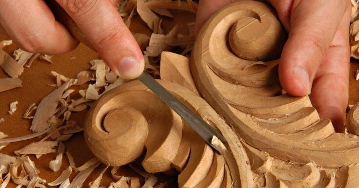 Старинный народный промысел. Это художественная обработка дерева специальными инструментами для придания его поверхности определённой объёмной формы или нанесения на плоскую поверхность рельефного рисунка или узора.