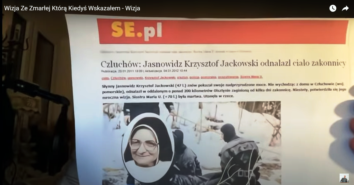 Момент онлайн-трансляции от 14 августа 2024 года. Кшиштоф Яцковский демонстрирует распечатку статьи "Ясновидящий Кшиштоф Яцковский нашел тело монахини" с сайта газеты Super Express.