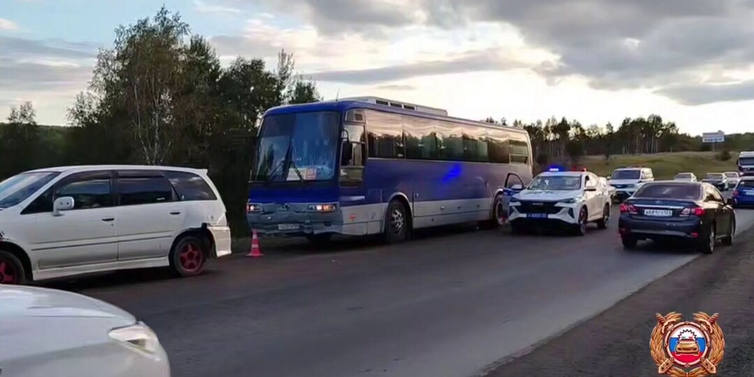 В Красноярском крае рейсовый автобус столкнулся с 5 автомобилями. Пострадал ребенок
