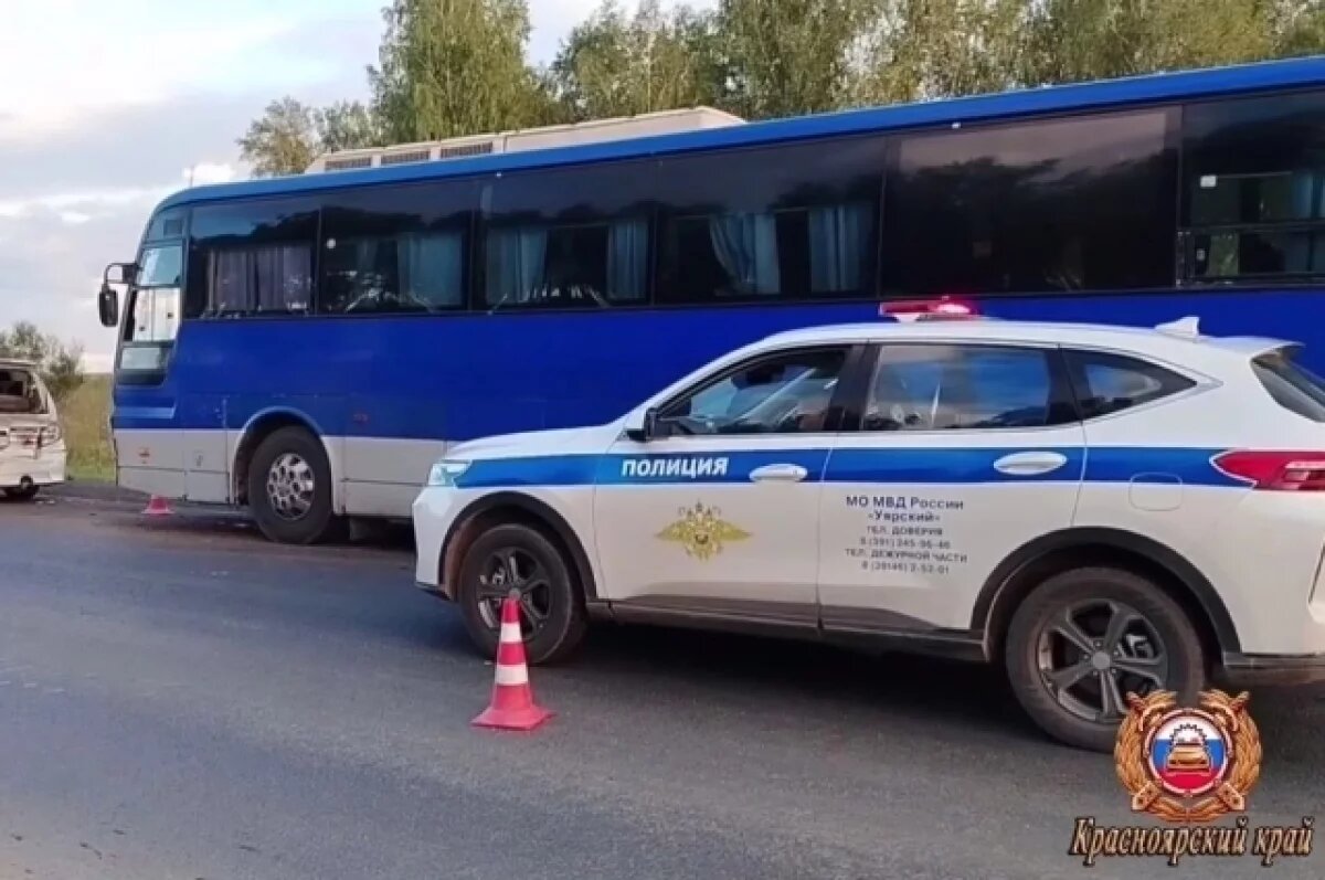    Водитель рейсового автобуса врезался в пять автомобилей в Красноярском крае