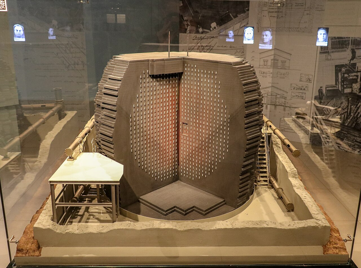 Макет ядерного реактора Ф-1 из коллекции Политехнического музея на выставке «Ф-1: феноменально первый. Атомный проект, который изменил мир».