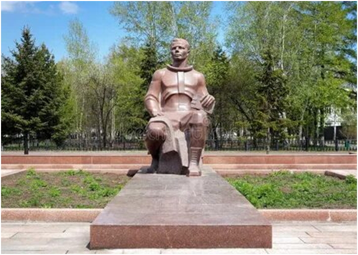 Памятник Ю.А.Гагарина работы скульптора Р.Х.Муродяна
