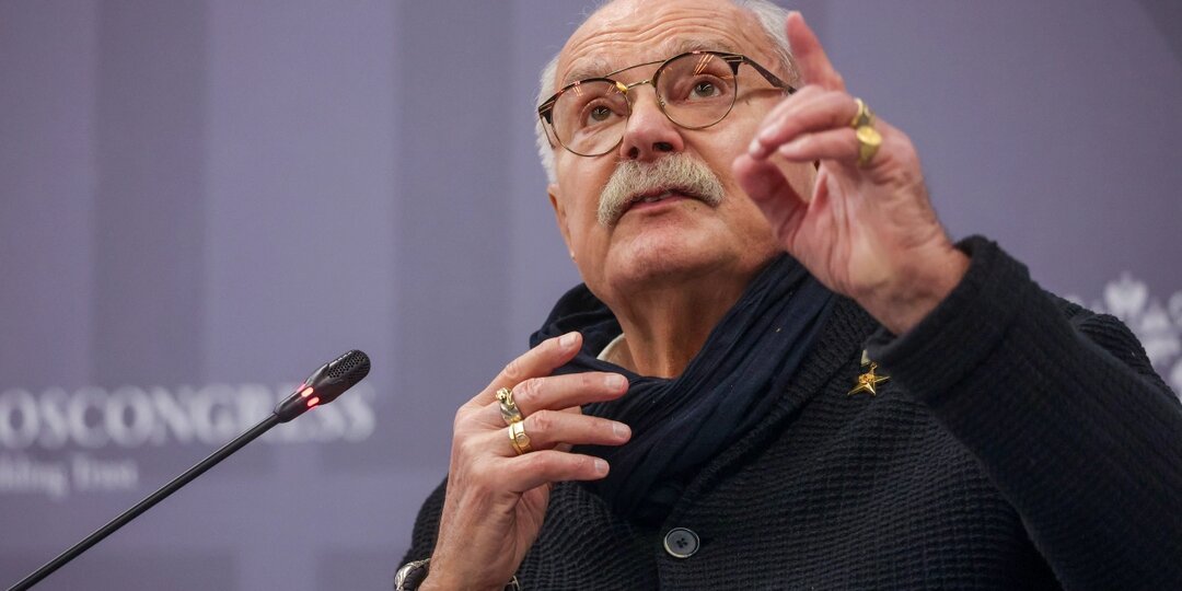 Михалков показал две России - у одних кружка чая, вырезанная из бутылки. У других - гламурные свадьбы и блогерши с самолётами