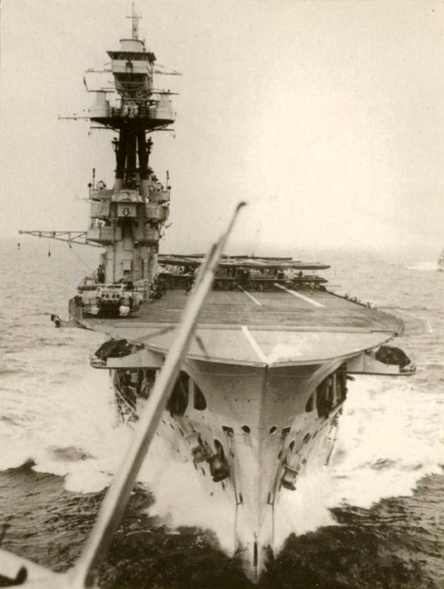 Самолеты на палубе "Игла"