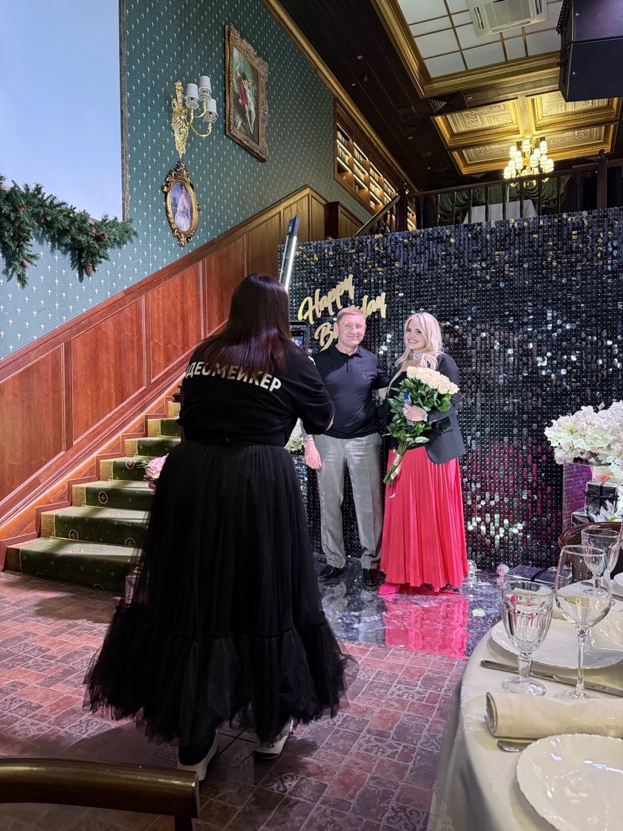 Снимаю юбилей на телефон, одна за фотографа и видеографа.