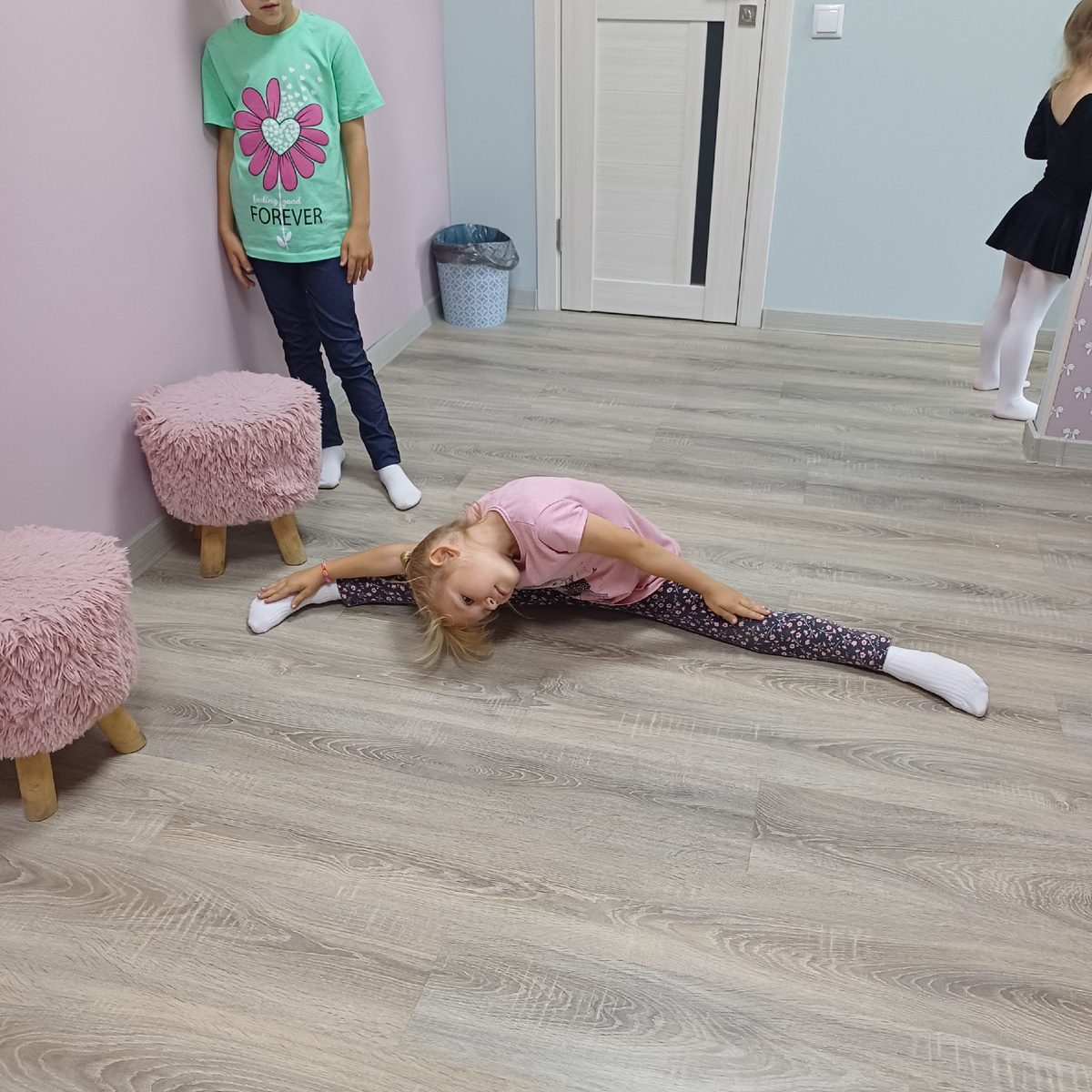 Алису хвалят за гибкость.