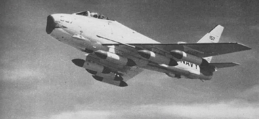 FJ-4B с шестью ракетными блоками
