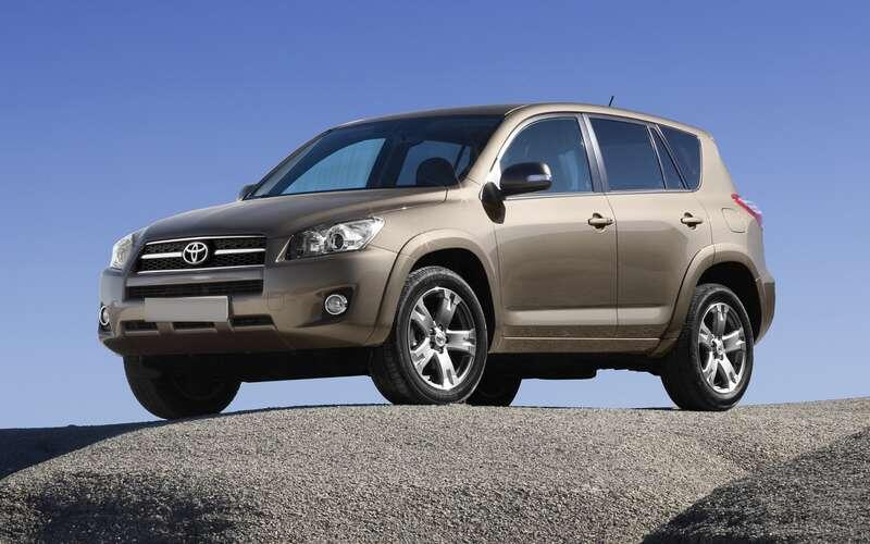    Toyota RAV4. Длина – 4445 мм, клиренс – 190 мм, багажник – 410 л. Цена 15-летних машин – в диапазоне 0,95-2,2 млн рублей.