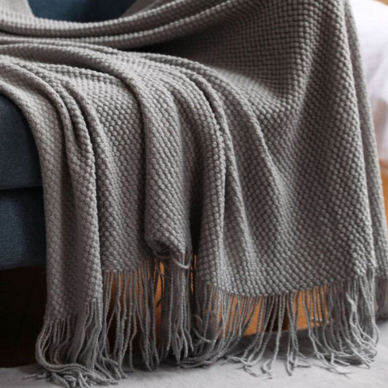 Серый махровый плед с бахромой 