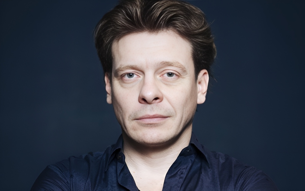 Павел Сергеевич Майков — российский актёр театра, кино и телевидения, театральный режиссёр, музыкант, телеведущий