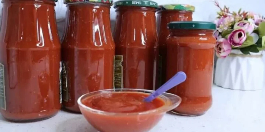 Домашний кетчуп из кабачков и томатной пасты.