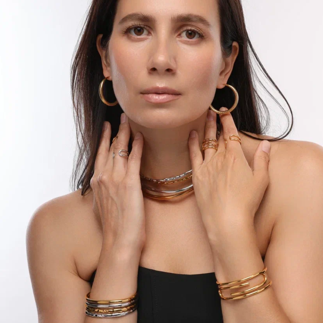 Современная «Гривна» − акцент, который молодит и «собирает» образ.