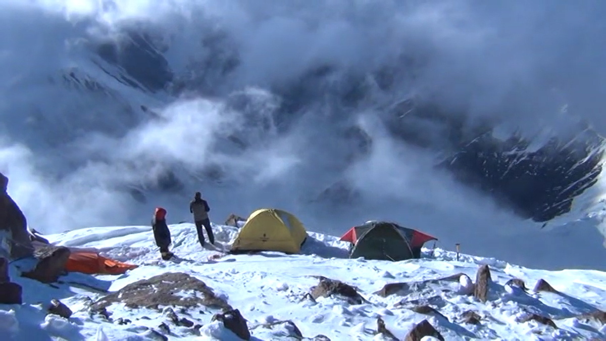    Высотный лагерь. Кадр из фильма «Пик Победы»