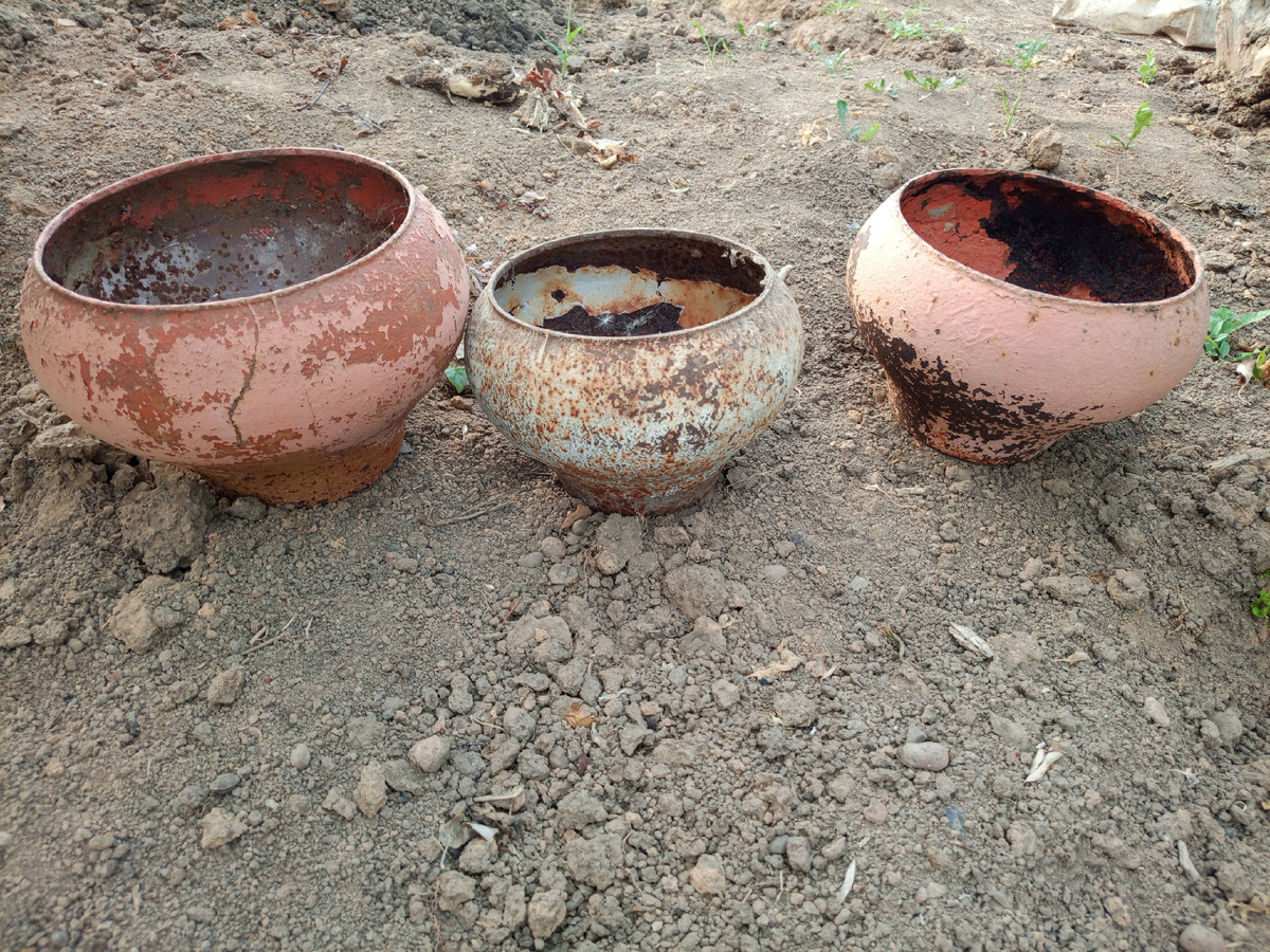 Вот такие штуки нашел родственник при переезде в деревню, видимо, чугунки для печки, хотя я не уверена.