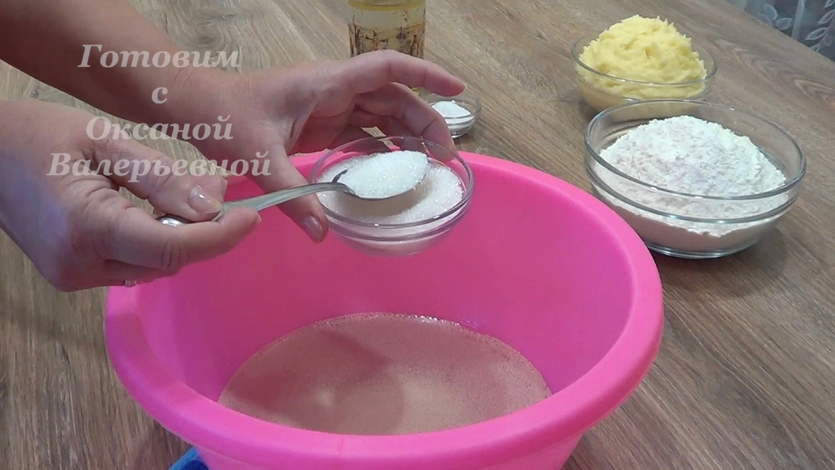 Растворяем соль, сахар и дрожжи