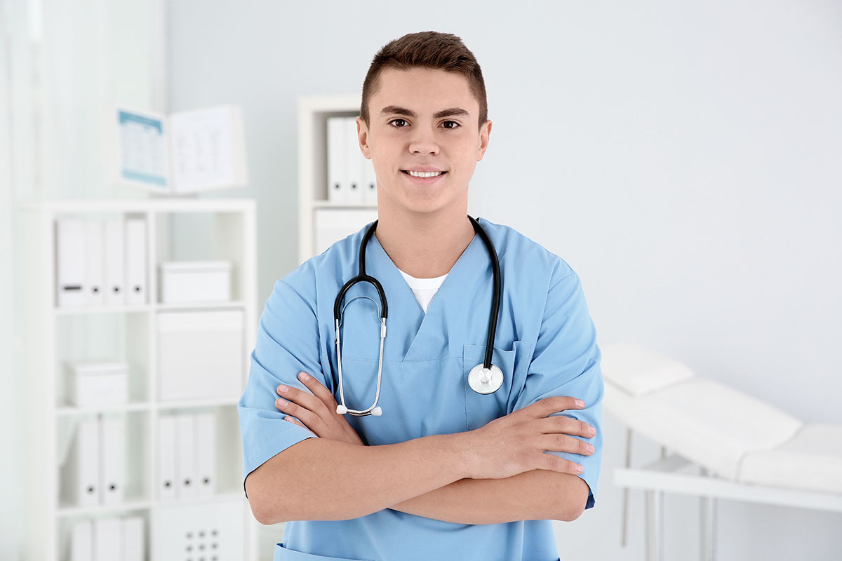 Shutterstock📷В медицинских колледжах и техникумах можно получить специальность медсестры или фармацевта. Врачами становятся только выпускники вузов