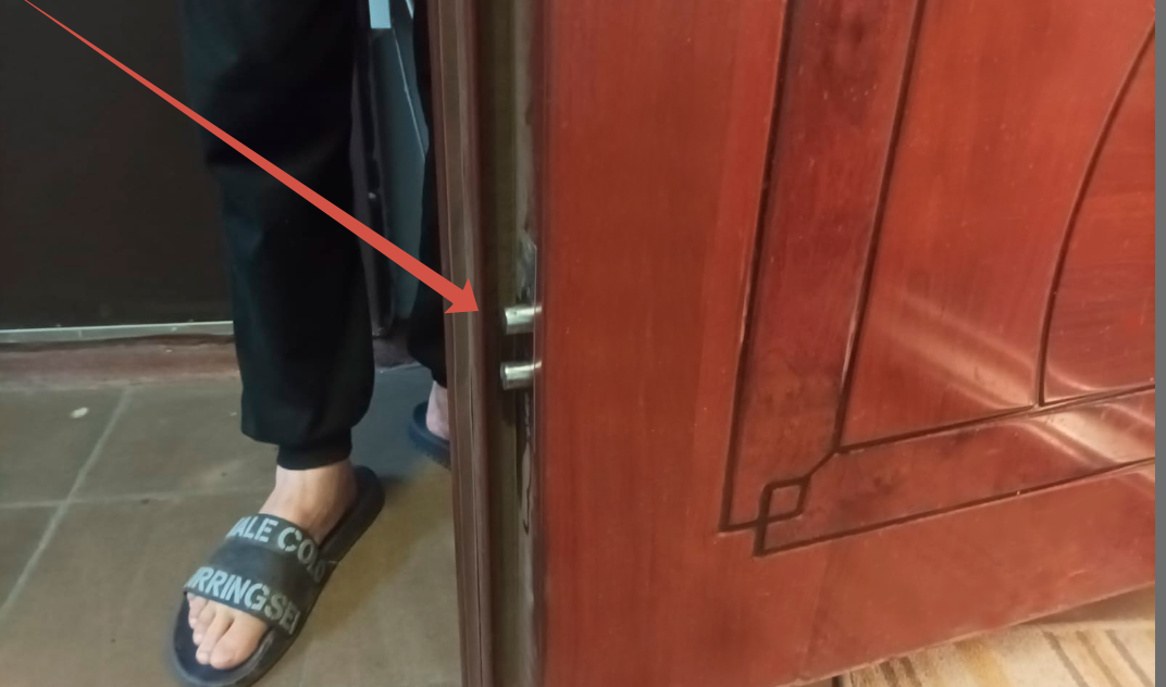 Горизонтальные нижние ригели. Еще несколько вертикальных торчит из нижнего торца двери