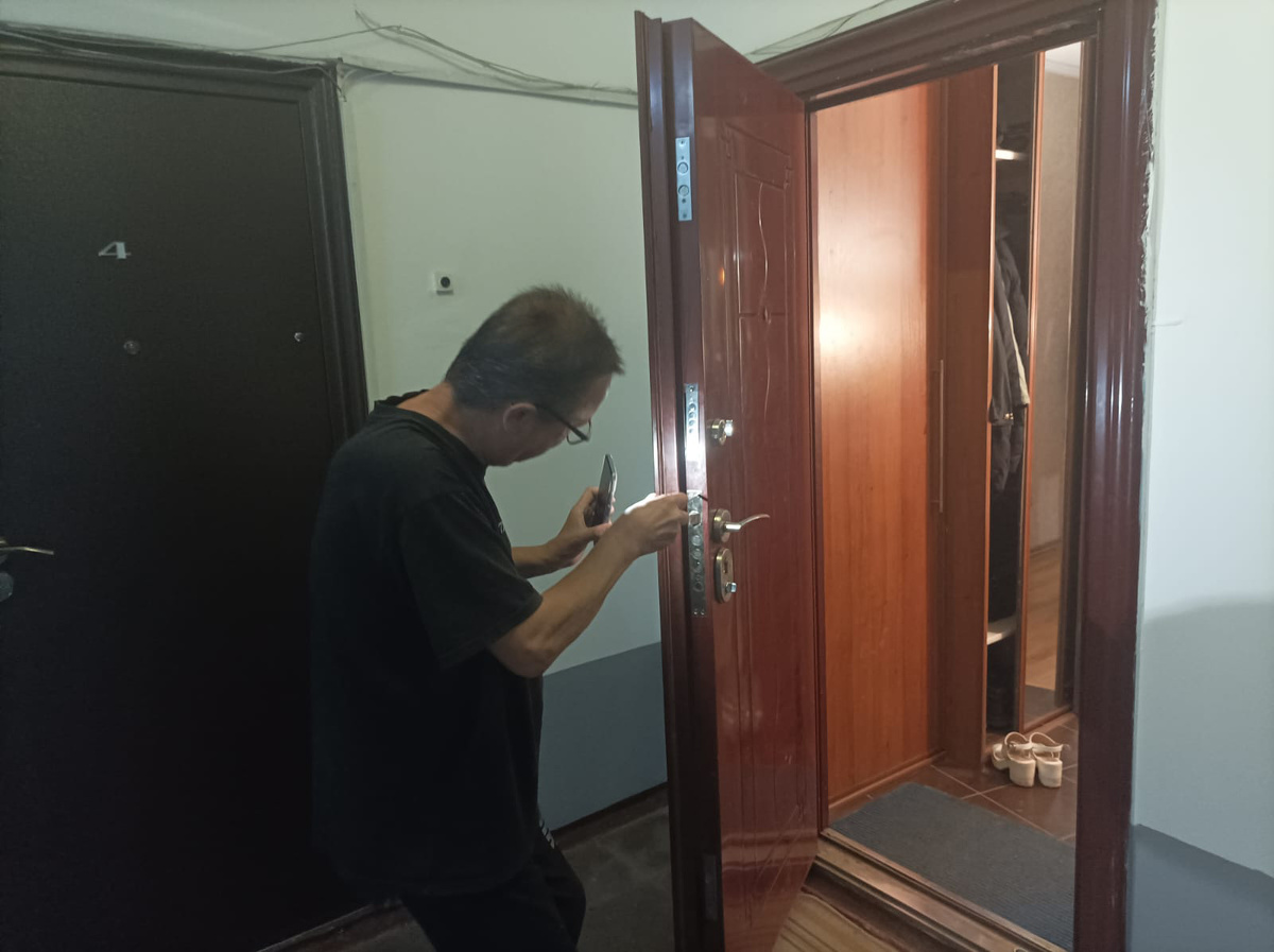 Операция по ремонту защелки началась. Фото сделано автором