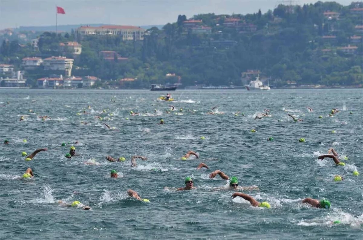    Межконтинентальный заплыв через Босфор с 1989 года организуется Олимпийским комитетом Турции. В нынешнем году он проводился в 37-й раз.