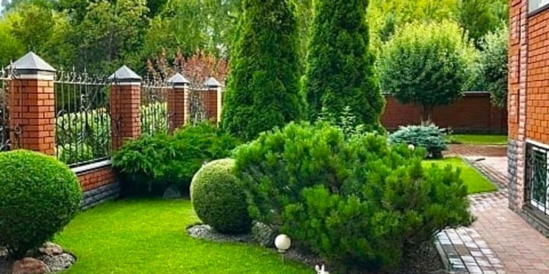 Ландшафтный дизайн входной зоны на участке.