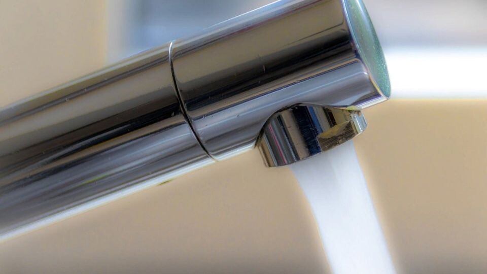    Горячую воду включили в двух районах Барнаула. Источник: pixabay.com