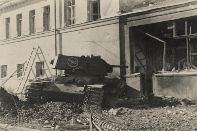 Экранированный танк КВ-1 выпуска июня 1941 года, вероятно, из 1-й Краснознаменной танковой дивизии в городе Пушкин 