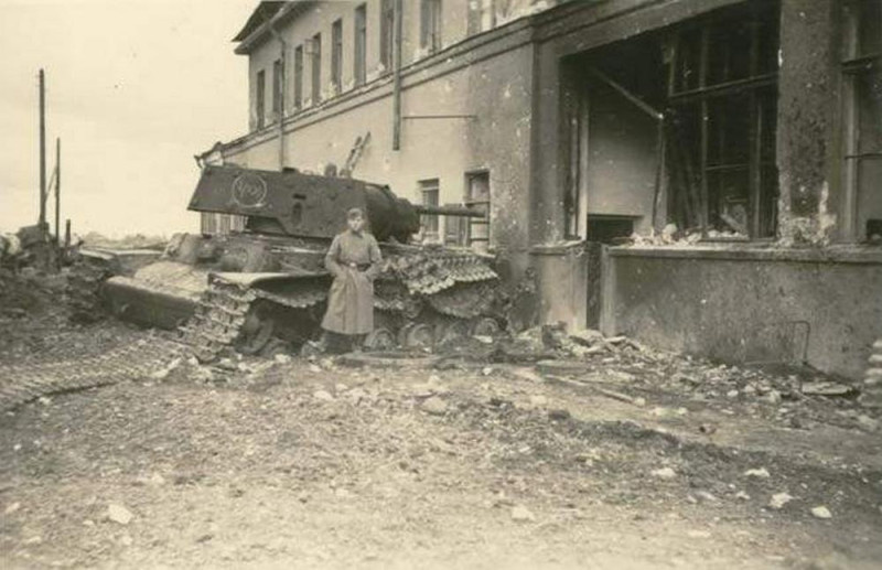 Экранированный танк КВ-1 выпуска июня 1941 года, вероятно, из 1-й Краснознаменной танковой дивизии в городе Пушкин 