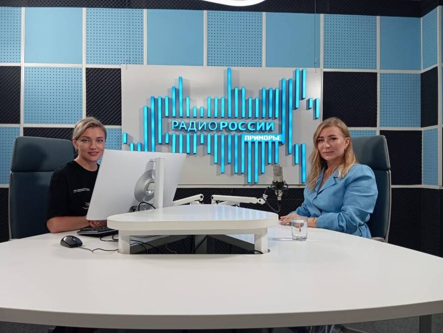 Ника Олешкевич и Алена Разуваева в медиастудии ГТРК "Владивосток"