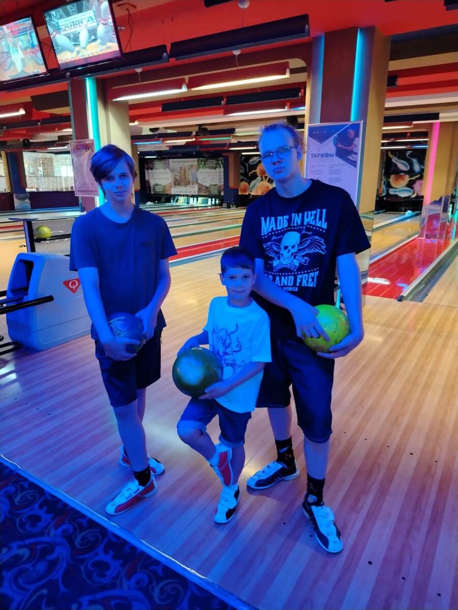 А наш маленький именинник мечтает вырасти до своего старшего брата.