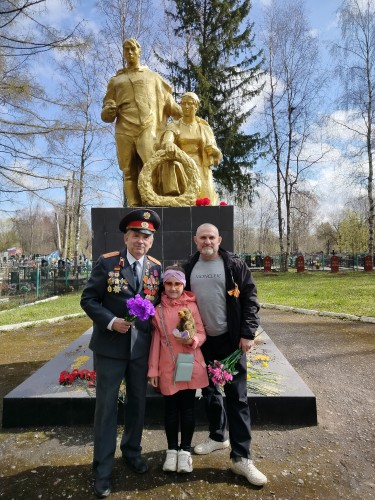 Слева направо--писатель, майор Андрей Малышев, Виктория Мельничук, и Брат, майор
Николай Мельничук на Дне Победы в городе Сокол Вологодской области
