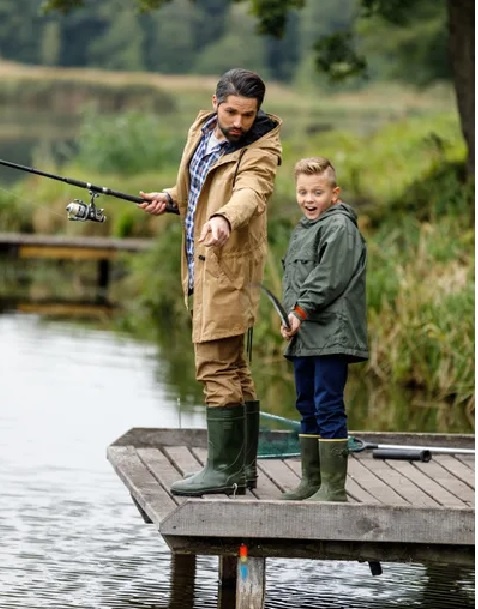 отец с сыном на рыбалке
