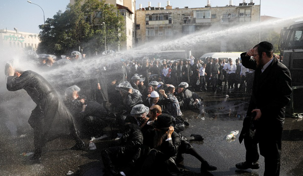 Вот так выдлядит разгон харедим из вонючих водометов. Фото из открытых источников. 