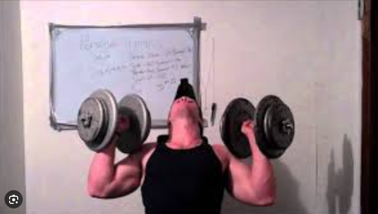 Видео блогер учит упражнению "жим гантелей на плечи", очень сильно их опуская вниз.